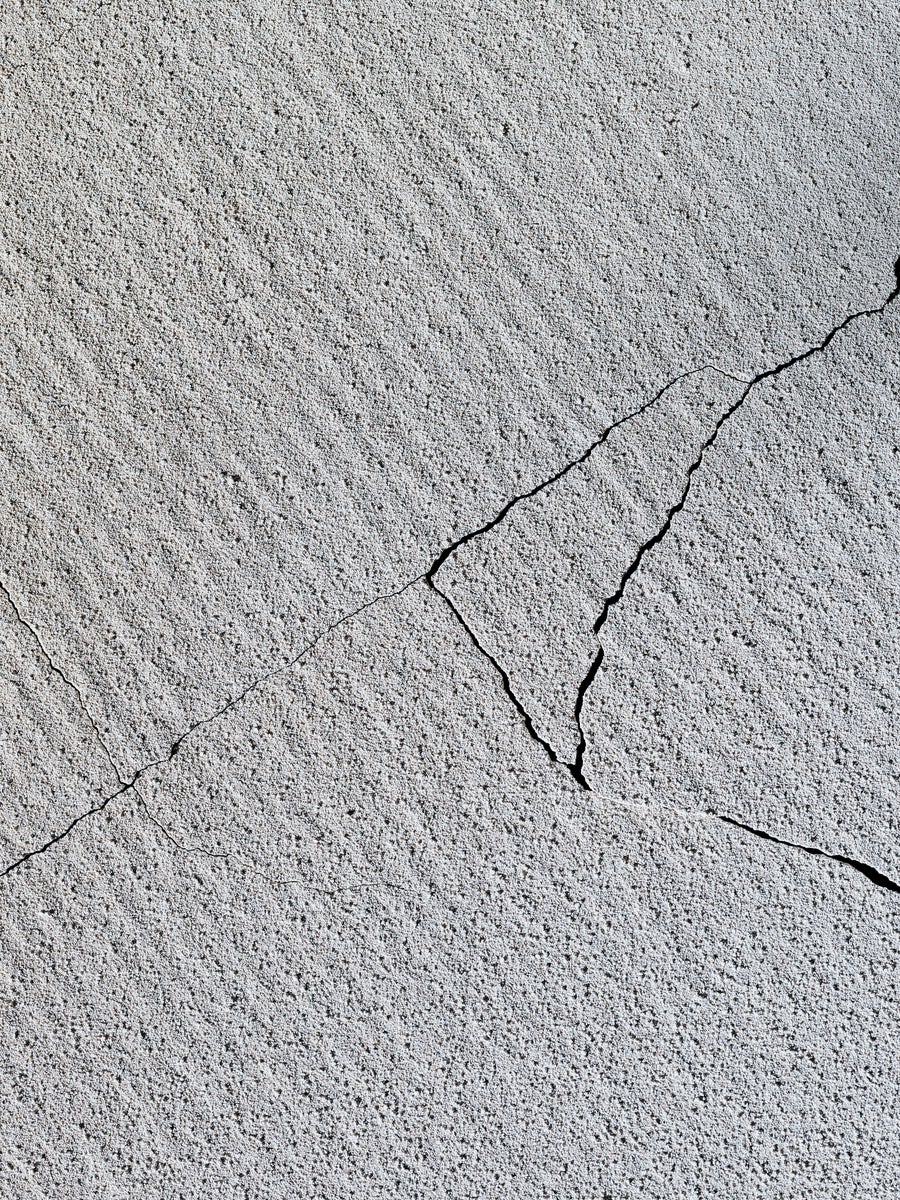 Granular lime with cracks